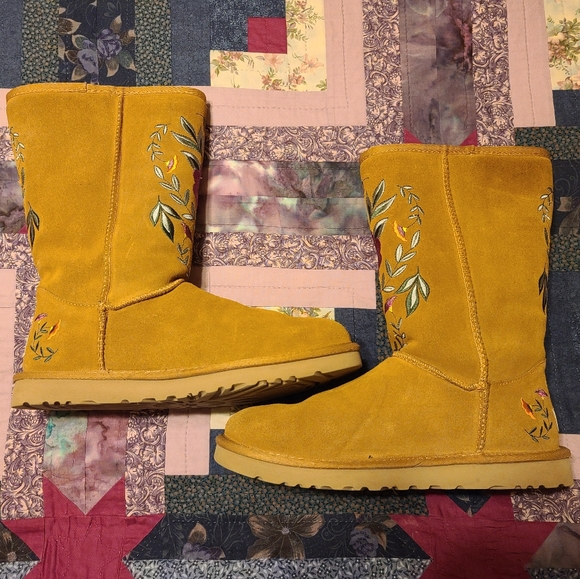 *SOLD* Floral Embroidered UGG Boots - Picture 5 of 10